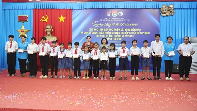 Học sinh dân tộc thiểu số có hoàn cảnh khó khăn của tỉnh Trà Vinh nhận học bổng Vừ A Dính.