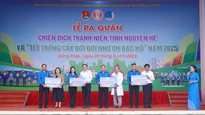 Ban Thường vụ Tỉnh đoàn Đồng Tháp tiếp nhận các nguồn lực hỗ trợ từ đại diện đơn vị, doanh nghiệp.