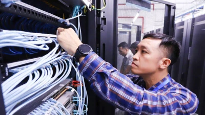 Nhân viên Trung tâm Công nghệ thông tin (Sở Thông tin và Truyền thông) kiểm tra, bảo dưỡng hệ thống mạng chuyên dùng cho hoạt động của các hệ thống dịch vụ công trực tuyến trên địa bàn tỉnh.
