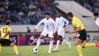Thép Xanh Nam Định (áo trắng) làm chủ thế trận trước Lee Man và thắng đậm 3-0. 