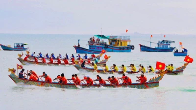 Các đội đua vào cuộc tranh tài. (Ảnh: NGUYỄN TRUNG)