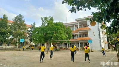 Sân Trường phổ thông Dân tộc nội trú xuống cấp.