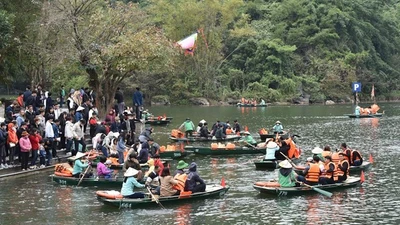 Du khách thăm quan Khu du lịch sinh sinh thái Tràng An những ngày đầu năm mới. (Ảnh: Đức Phương/TTXVN)