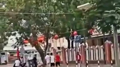 Nhóm thanh niên cầm hung khí vào trụ sở Ủy ban nhân dân xã Hàm Ninh là để giao nộp cho Công an. (Ảnh cắt từ clip)