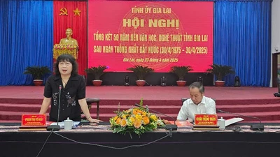 Các đồng chí chủ trì hội nghị.