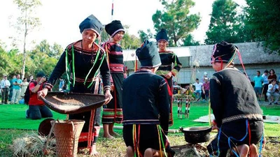 Chuẩn bị cho lễ mừng lúa mới. (Ảnh: Làng Văn hóa-Du lịch các dân tộc Việt Nam)