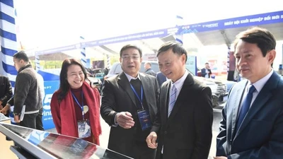 Các đại biểu tham quan gian hàng tại sự kiện.