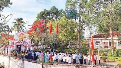 Cán bộ, đảng viên, nhân dân đến viếng, thắp hương tại Phủ thờ Chủ tịch Hồ Chí Minh tại xã Trí Phải, huyện Thới Bình, tỉnh Cà Mau.