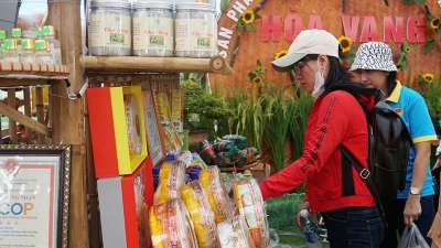 Sản phẩm thu hút người dân đến mua sắm.