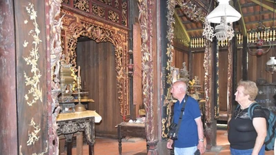 Du khách nước ngoài đến thăm làng cổ Đông Hòa Hiệp, huyện Cái Bè (Tiền Giang).
