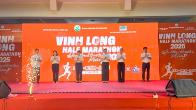 Ban Tổ chức tiến hành nghi thức khai mạc. 