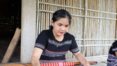 Nghệ nhân Y Hòa luôn trao trọn tình yêu vào nghề dệt thổ cẩm.