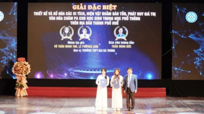 Lần đầu tiên, Ban tổ chức Cuộc thi đã trao tặng giải Đặc biệt cho nhóm tác giả có đề tài xuất sắc tại cuộc thi năm nay.
