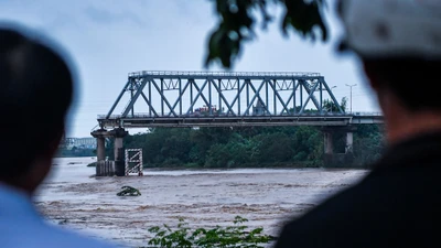 Hiện trường vụ sập cầu Phong Châu. (Ảnh: Thành Đạt)