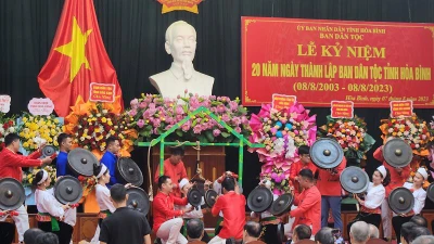 Biểu diễn chiêng Mường Hòa Bình tại buổi lễ.