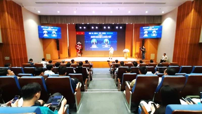 Quang cảnh buổi talkshow “Khởi nghiệp và Đầu tư”.