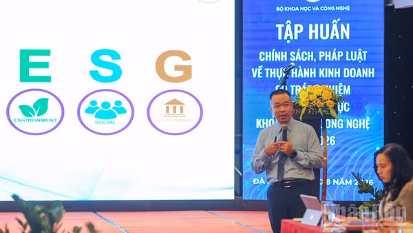 Diễn giả trình bày tại Hội nghị tập huấn về thực hành kinh doanh có trách nhiệm trong lĩnh vực khoa học và công nghệ tại Đà Nẵng năm 2026.