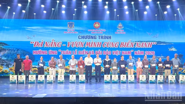 Các đại biểu trao quà cho ngư dân có hoàn cảnh khó khăn tại chương trình.