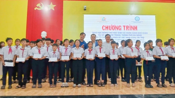 Ban Tổ chức trao học bổng cho học sinh có hoàn cảnh khó khăn trên địa bàn xã Quế Sơn Trung.
