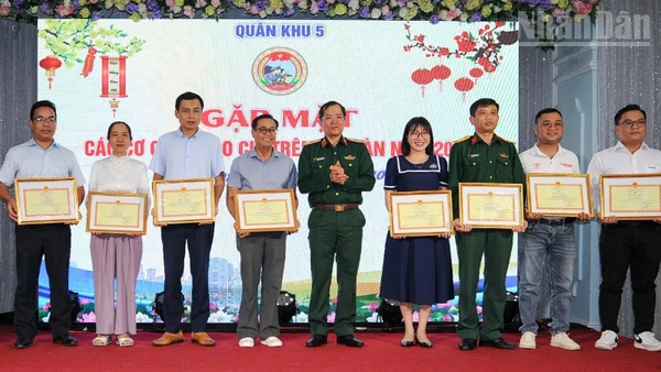 Bộ Tư lệnh Quân khu 5 trao tặng Bằng khen cho các cá nhân, tập thể đã có thành tích xuất sắc trong công tác phối hợp tuyên truyền.