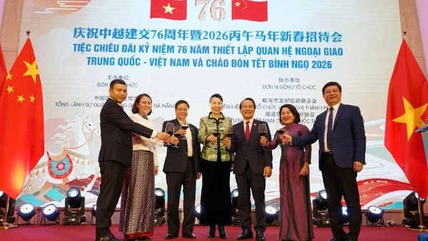 Các đại biểu thực hiện nghi thức khai mạc.