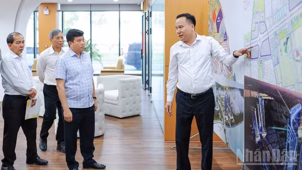 Đoàn công tác tỉnh Lâm Đồng tìm hiểu Trung tâm tài chính quốc tế Việt Nam tại thành phố Đà Nẵng.