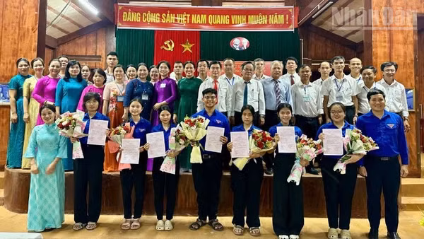 Lễ kết nạp đảng viên đối với 7 học sinh ưu tú của Chi bộ Trường trung học phổ thông Hiệp Đức. (Ảnh: Chi bộ Trường trung học phổ thông Hiệp Đức)