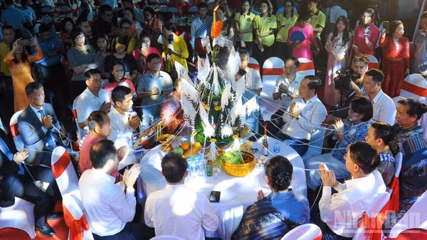 Các đại biểu thực hiện nghi thức.