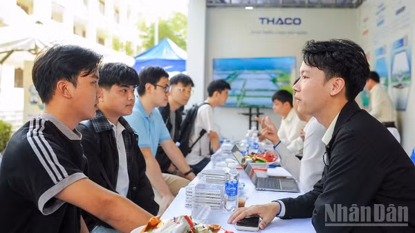 Sinh viên Trường đại học Bách khoa, Đại học Đà Nẵng tìm hiểu doanh nghiệp tại Ngày hội việc làm Bách khoa - DUT Job Fair2026.