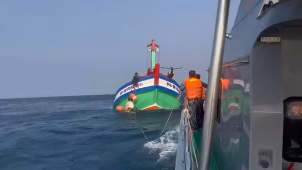 Lực lượng chức năng cứu hộ tàu cá gặp nạn trên biển. (ẢNH: Ban Chỉ huy Bộ đội Biên phòng thành phố Đà Nẵng)