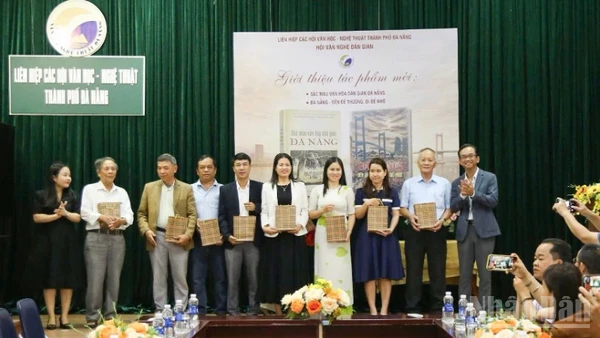 Trao tặng ấn phẩm đến các đại biểu tại lễ ra mắt.