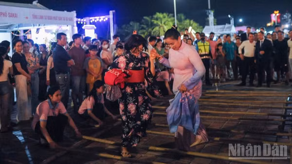 Phó Chủ tịch Ủy ban nhân dân thành phố Đà Nẵng Nguyễn Thị Anh Thi giao lưu văn hóa với đại biểu Nhật Bản.