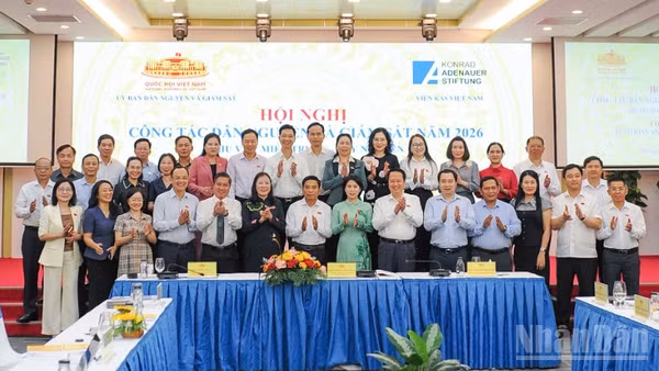 Phó Chủ tịch Quốc hội Nguyễn Doãn Anh cùng các đại biểu tại hội nghị.
