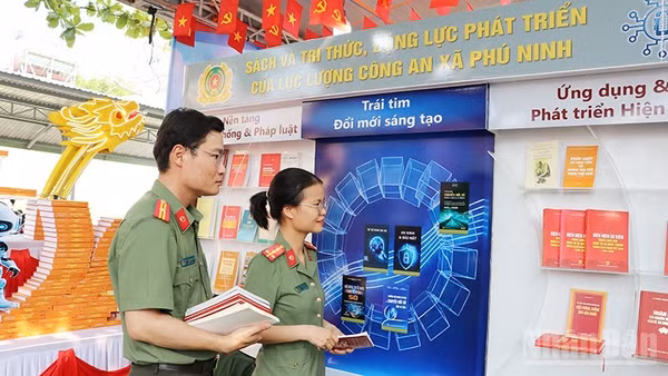 Cán bộ, chiến sĩ công an xã Phú Ninh tham gia Ngày hội Sách Đà Nẵng 2026.
