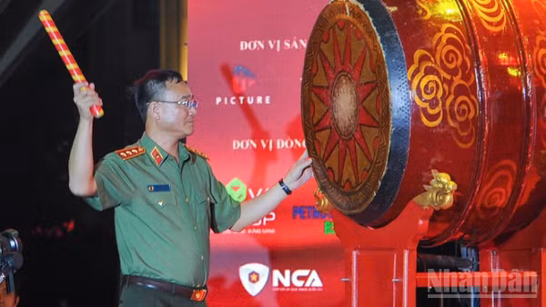 Đồng chí Thượng tướng Phạm Thế Tùng, Ủy viên Trung ương Đảng, Thứ trưởng Công an thực hiện nghi thức khai mạc chuỗi sự kiện chương trình Gala "Tổ quốc bình yên".