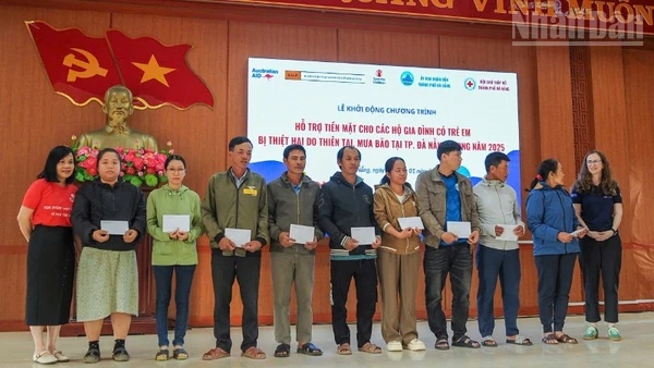 Đại diện các tổ chức trao tiền hỗ trợ cho các hộ gia đình có trẻ em trên địa bàn xã Duy Nghĩa chịu ảnh hưởng nặng nề bởi thiên tai trong năm 2025.