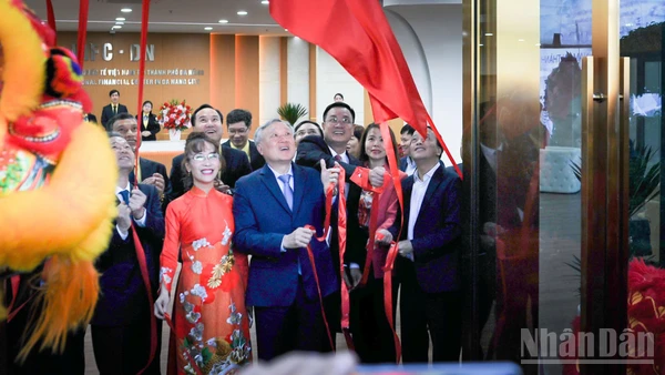 Các đồng chí lãnh đạo cùng các vị đại biểu thực hiện nghi thức khai trương Cơ quan điều hành Trung tâm tài chính quốc tế Việt Nam tại thành phố Đà Nẵng.