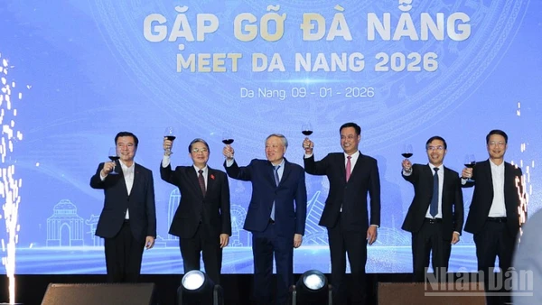 Các đồng chí lãnh đạo khai mạc sự kiện.