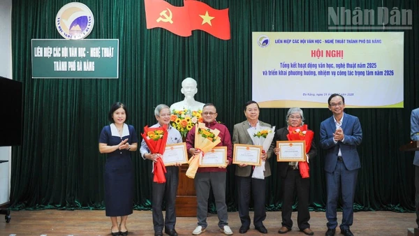 Lãnh đạo Liên hiệp các Hội Văn học-Nghệ thuật thành phố Đà Nẵng trao tặng Giấy khen cho các tập thể, cá nhân.