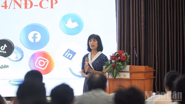 Bà Nguyễn Thị Thanh Huyền, Phó Cục trưởng Cục Phát thanh, truyền hình và thông tin điện tử (Bộ Văn hóa, Thể thao và Du lịch) trao đổi tại hội nghị tập huấn.