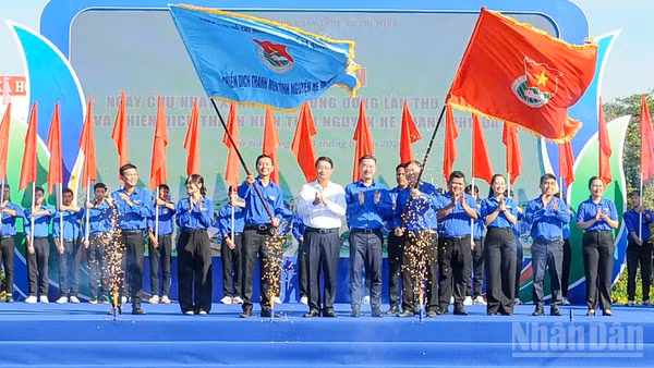 Các đại biểu thực hiện nghi thức phát động lễ ra quân Chiến dịch Thanh niên tình nguyện Hè năm 2026.