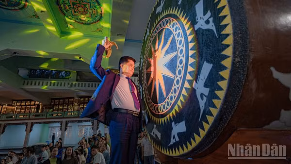 Đại diện Ban tổ chức Lễ hội Quán Thế Âm Ngũ Hành Sơn năm 2026 thực hiện nghi thức khai mạc lễ hội.