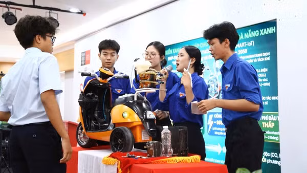 Các đội thi giới thiệu sản phẩm, mô hình sáng tạo.