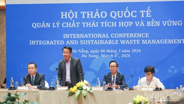 Các đại biểu điều hành hội thảo quốc tế.