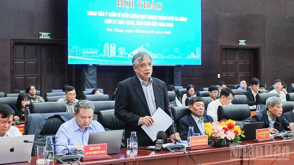 Phó Giáo sư, Tiến sĩ Trần Đình Thiên - nguyên Viện trưởng Viện Kinh tế Việt Nam, phát biểu tham luận tại hội thảo.