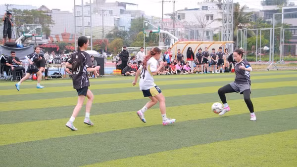 Các đội bóng nữ tranh tài.