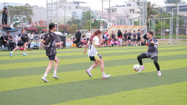 Các đội bóng nữ tranh tài.