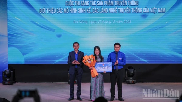 Đại diện nhóm tác giả Chi đoàn 22SLS, Trường Đại học Sư phạm-Đại học Đà Nẵng, nhận giải Nhất cuộc thi.