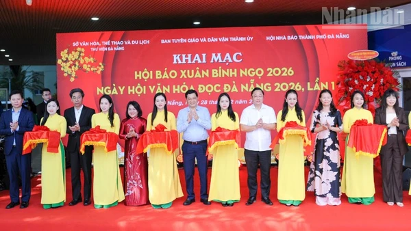 Các đại biểu thực hiện nghi thức cắt băng khai mạc.