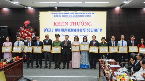 Chủ tịch Ủy ban nhân dân thành phố Đà Nẵng Phạm Đức Ấn tặng bằng khen cho các tập thể và cá nhân trong triển khai Nghị quyết số 57-NQ/TW.